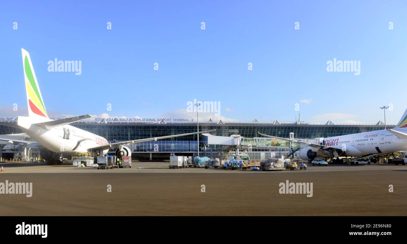 Eine Boeing 777 200, die auf dem internationalen Flughafen Bole, Addis Abeba, Äthiopien, besteuert wird. Stockfoto