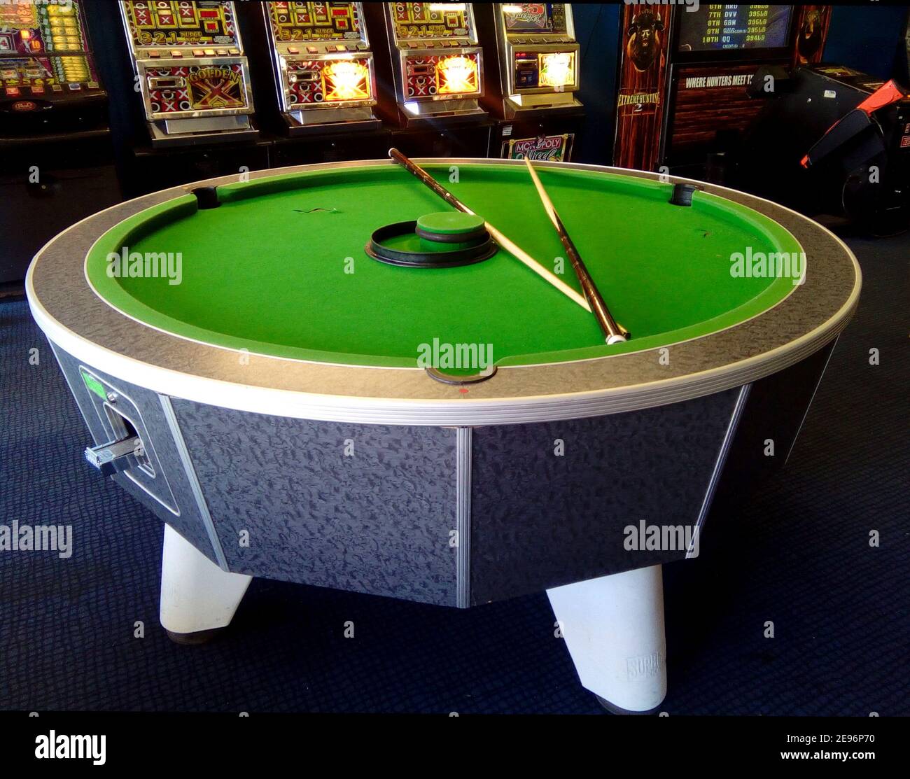 Elliptischer Pool/Billardtisch, Billardtisch, schrullig, Stoßstange, 3 Löcher, Queues, Pool Queues, Mini, klein, rund, rund Stockfoto