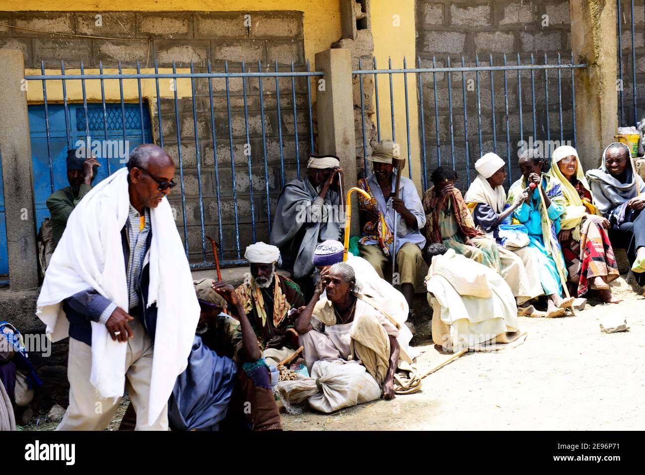 Bettler sitzen vor einer Kirche in Aksum, Äthiopien. Stockfoto