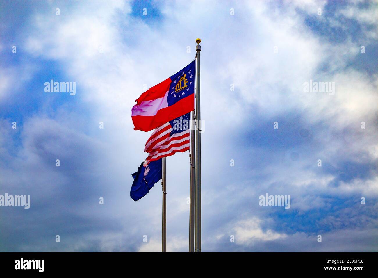 Augusta, GA USA - 01 20 21: Amerikanische Flagge Bundesstaat Georgia Flagge und wolkig blauer Himmel in Georgia Stockfoto