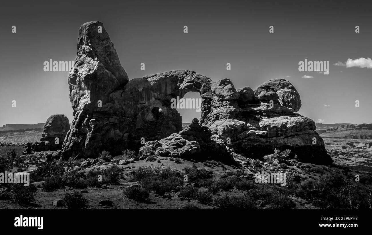 Schwarz-Weiß-Foto von Turret Arch, einer der vielen großen Sandsteinarches im Arches National Park Utah, USA Stockfoto