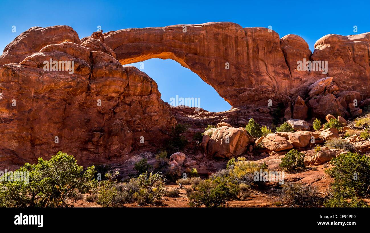 Der South Window Arch, eine der vielen großen Sandsteinbögen im Arches National Park, Utah, USA Stockfoto