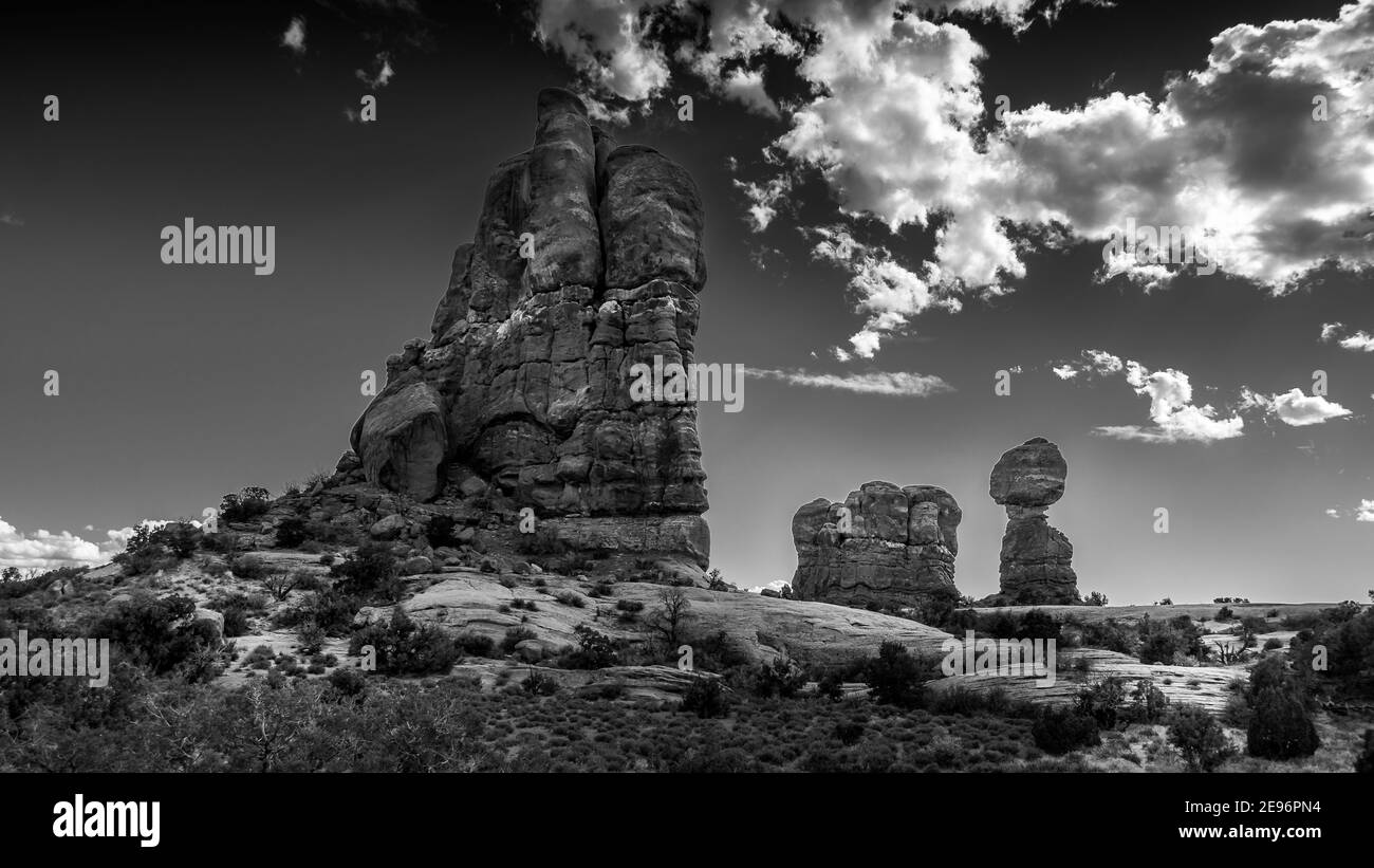 Schwarz-Weiß-Foto von Balanced Rock und anderen Sandsteinformationen entlang des Arches Scenic Drive im Arches National Park bei Moab, Utah, USA Stockfoto