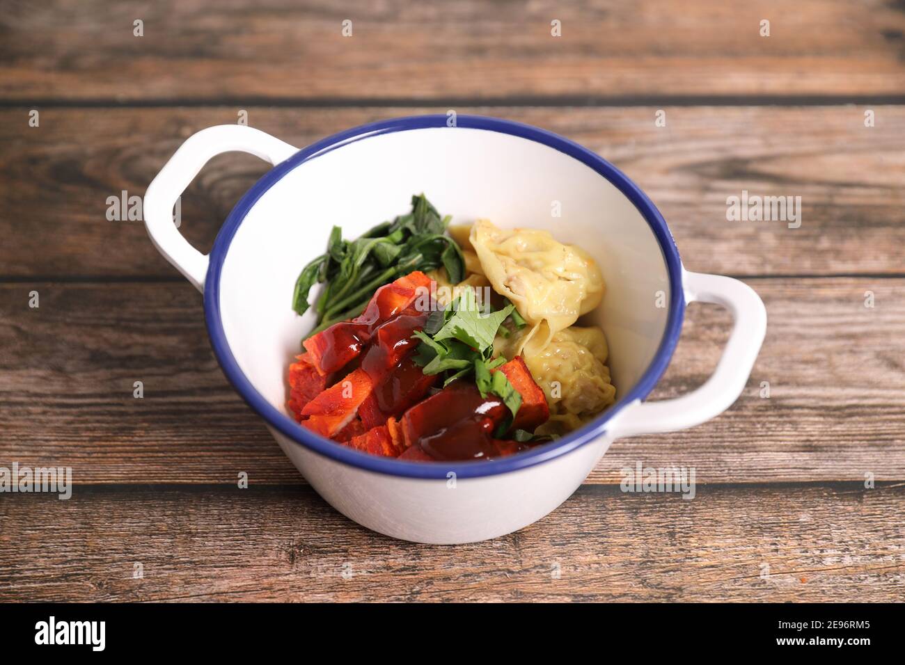 Garnelen Knödel mit gebratenem Schweinefleisch auf Holz Hintergrund Stockfoto