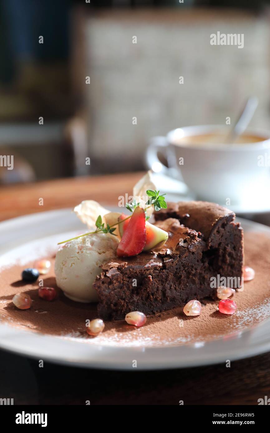 Schokoladenkuchen mit Eis und Kaffee-Dessert auf Holz Tabelle Stockfoto