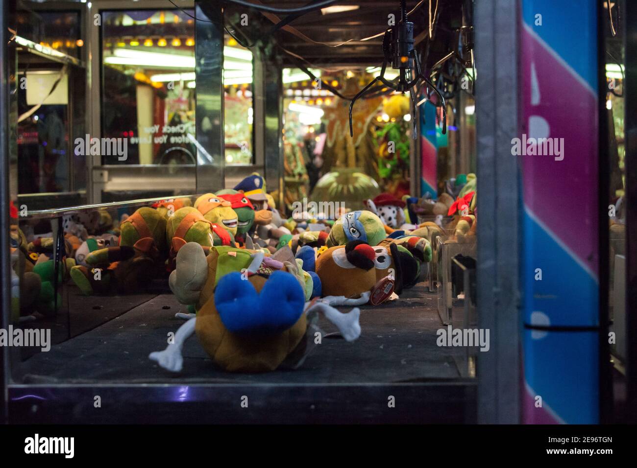 Kranmaschine, Grabber, Herr Potato Kopf, Unterhaltung, Arcade, Spiel, Glücksspiel, nie fängt, immer fällt, manipuliert, Abzocke, könnte gewinnen, aufgrund, Kinder spielen Stockfoto