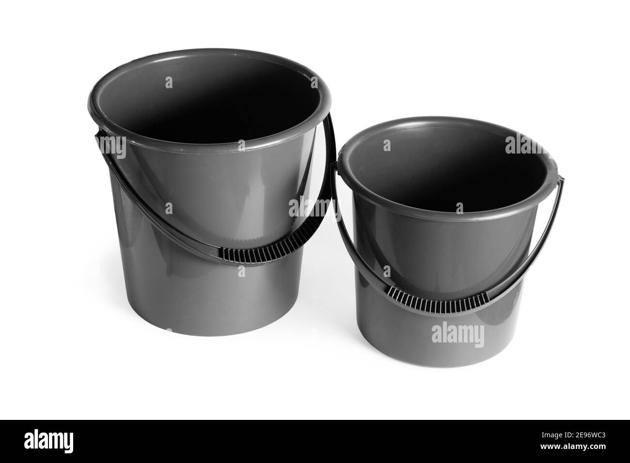 Graue Kunststoffeimer. Nahaufnahme. Isoliert auf weißem Hintergrund. Stockfoto