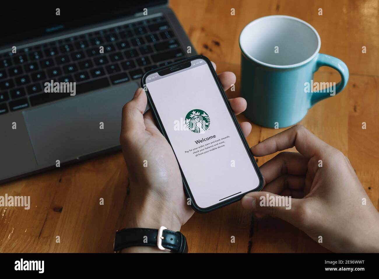 CHIANG MAI, THAILAND - JAN 23, 2021 : Starbucks App auf dem Apple iPhone Display Bildschirm. Öffnen Online-Menü-Seite von Starbucks Website, Starbucks Stockfoto