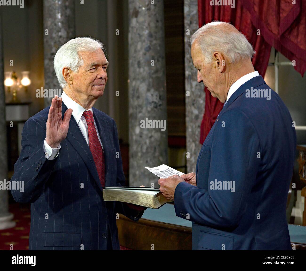 Washington DC, USA, 6. Januar 2015Senator Thad Cochran (R-MS) hält seine rechte Hand hoch, während Vizepräsident Joe Biden (D) den Amtseid an Cochran verwaltet der kommende Vorsitzende des Senate Appropriations Committee Kredit: Mark Reinstein/MediaPunch Stockfoto