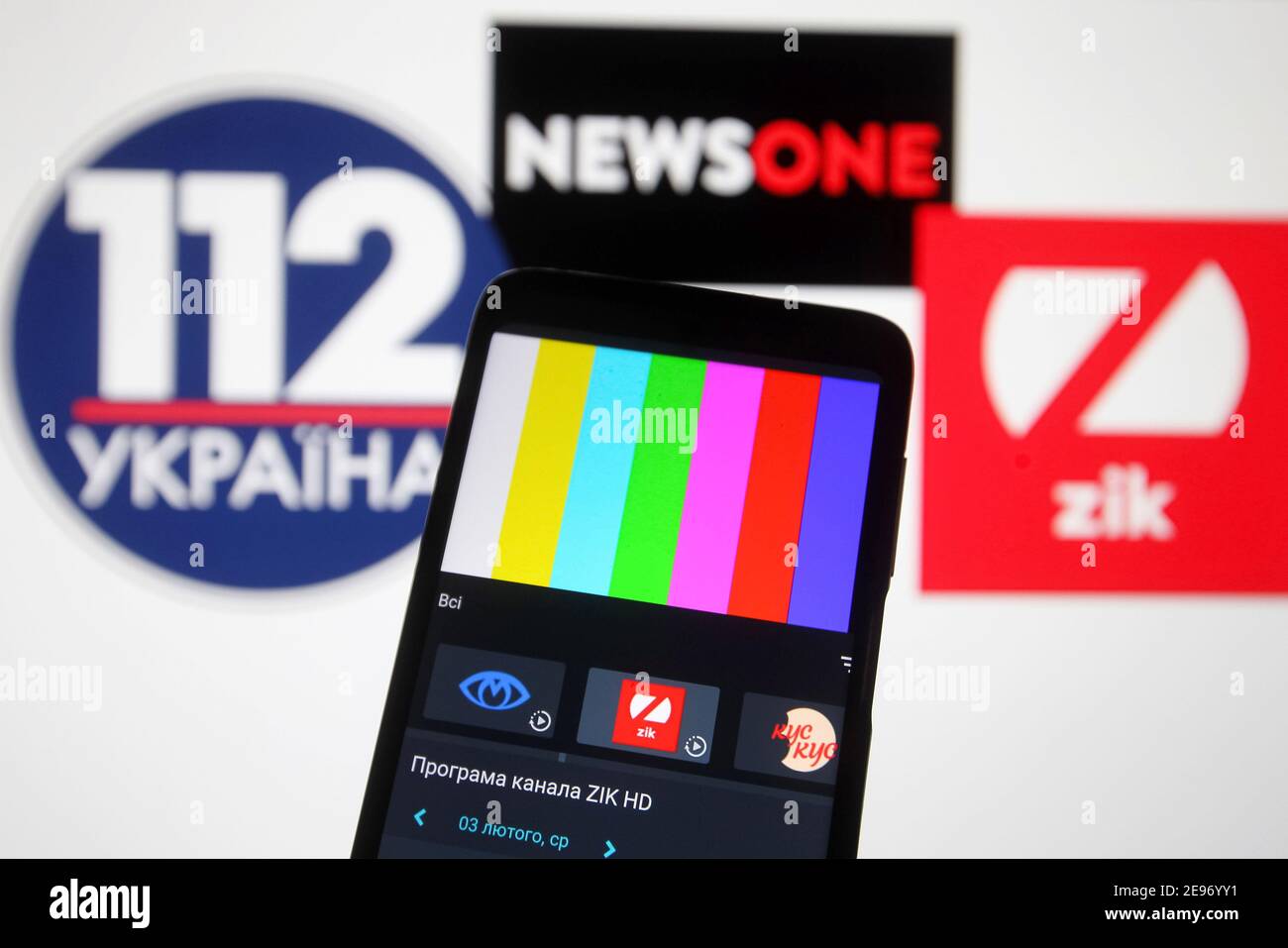 In dieser Abbildung ist ein Regenbogen-TV-Testmuster ohne Ausstrahlung auf ZIK TV-Kanal auf einem Handy-Bildschirm vor 112 Ukraine, NewsOne und ZIK Logos des ukrainischen TV channels,112 Ukraine, NewsOne und ZIK ukrainischen TV-Kanäle sind in der Ukraine blockiert, Wie ukrainische Medien am späten Abend des 02. Februar berichteten. Der ukrainische Präsident Wolodymyr Zelenski hat eine Entscheidung des Nationalen Sicherheits- und Verteidigungsrates vom 2. Februar 2021 über die Anwendung von Sanktionen gegen den Gesetzgeber Taras Kozak, der als Verbündeter des pro-russischen Politikers und Vorsitzenden der t gilt, in Kraft gesetzt Stockfoto
