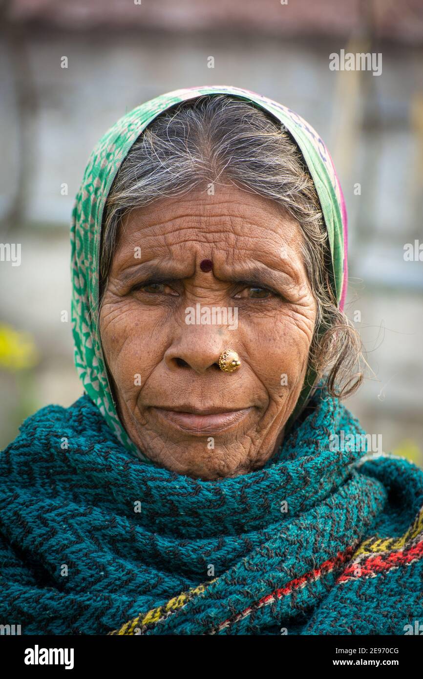 TIKAMGARH, MADHYA PRADESH, INDIEN - 23. JANUAR 2021: Eine alte Frau in einem indischen Dorf. Stockfoto
