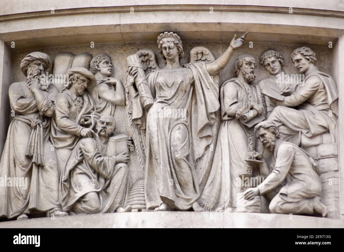 Handel umgeben von Händlern. Außenwand der Gibson Hall in der City of London. Von John Hancock (1864 - 75) für das heute nicht mehr existierende National Prov Stockfoto
