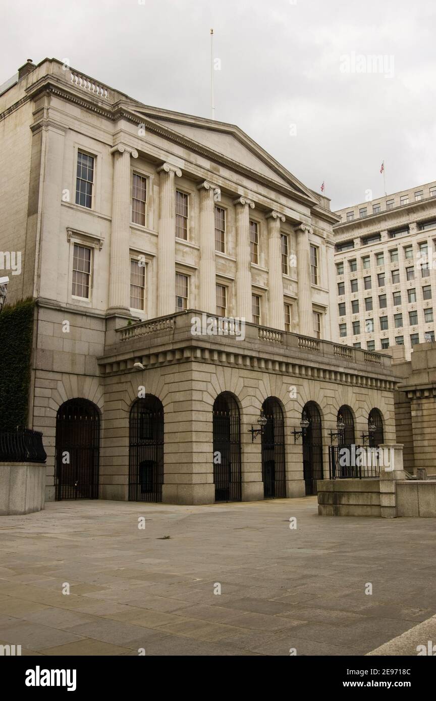 Die imposante Flussfassade der historischen Fishmongers' Hall. Ufer der Themse in der City of London. Stockfoto