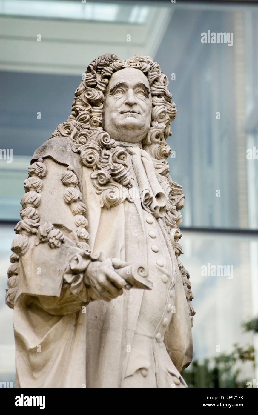 Denkmal für den Arzt &amp; Sammler Hans Sloane (1660-1753) in Chelsea, London. Skulpturen von John Michael (1684-1770) auf der öffentlichen Ausstellung über 100 Yea Stockfoto