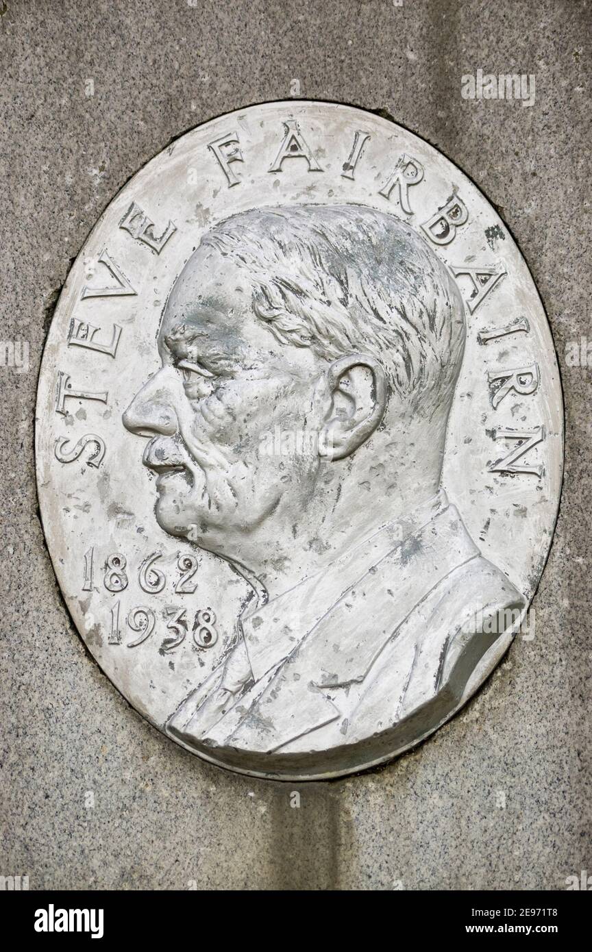 Plakette des berühmten Ruderers und Trainers Steve Fairbairn (1862 - 1938). Ufer der Themse bei Barnes, genau eine Meile in die University Boat RAC Stockfoto