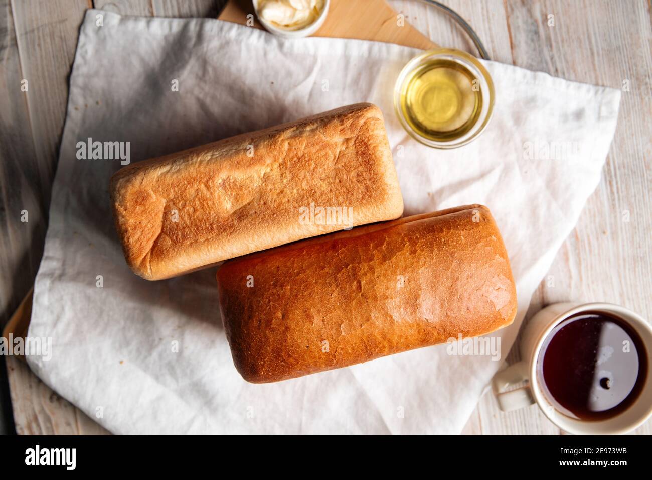 Lafs aus weißem Backstein geformtes Brot mit Butter Stockfoto