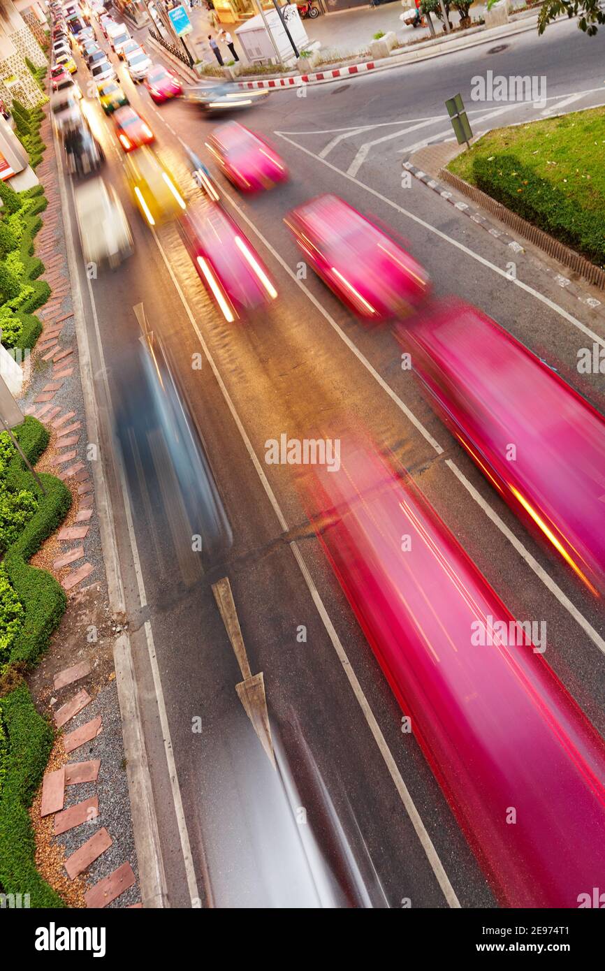 Straßenverkehr, Autos mit Bewegungsunschärfe Stockfoto