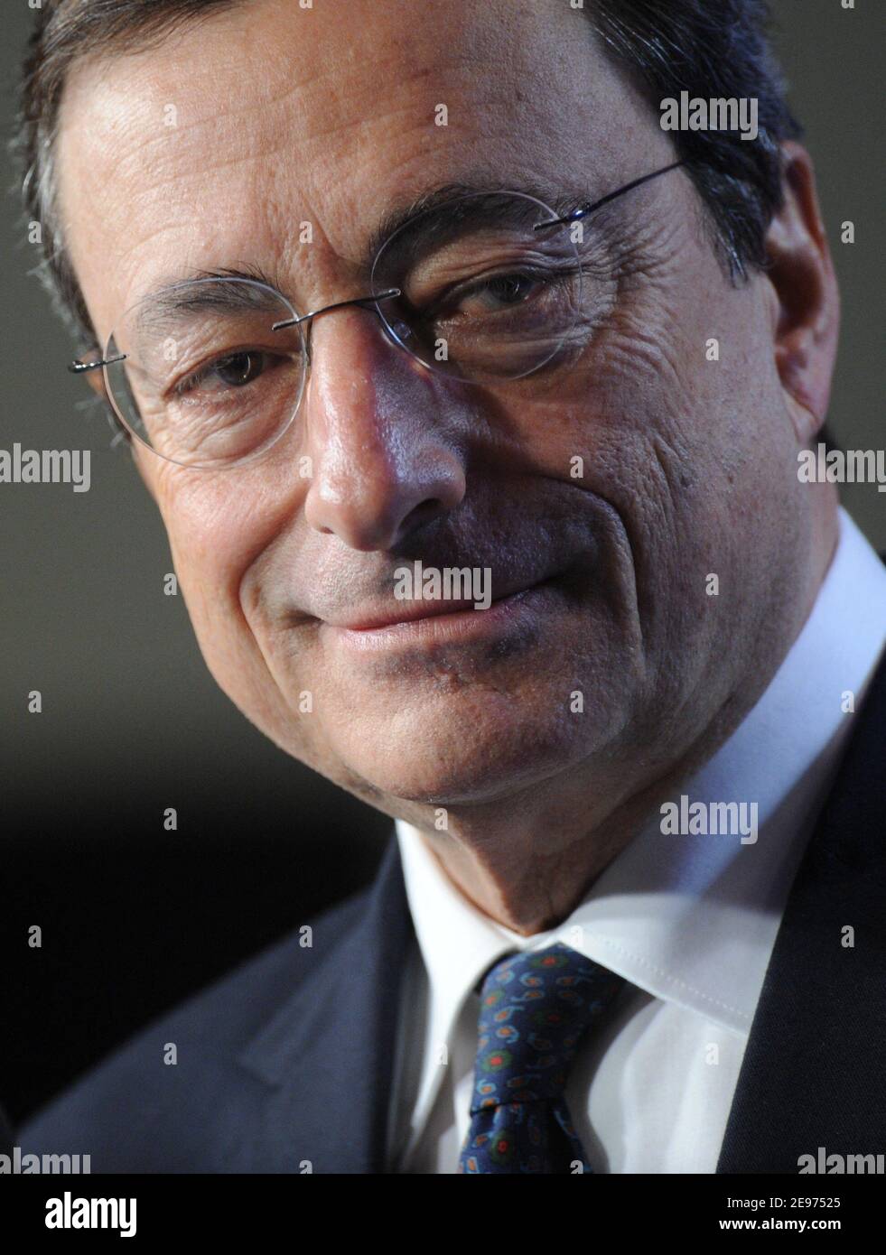 File Photo vom 4. November 2011 des Leiters der Europäischen Zentralbank Mario Draghi ist während einer Pressekonferenz auf dem Gipfel der Staats- und Regierungschefs G20 in Cannes im Südosten Frankreichs abgebildet. Mario Draghi, der ehemalige Chef der Europäischen Zentralbank, wurde am Mittwoch zu einem Treffen mit dem italienischen Präsidenten aufgefordert, um die politische Krise des Landes zu lösen. Präsident Sergio Mattarella sagte, er wolle, dass rasch eine unpolitische Regierung gebildet wird, um Italien während der Coronavirus-Pandemie zu führen. Foto von Mousse/ABACAPRESS.COM Stockfoto