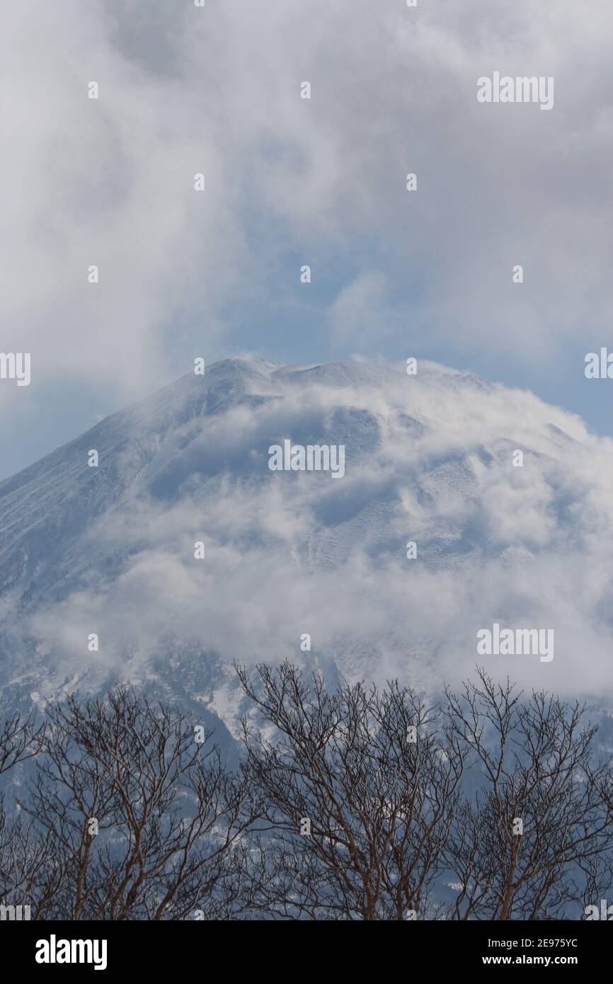 Die Wolke rollt mitten im Winter über den Gipfel des Mount Yotei, Niseko, Hokkaido, Japan Stockfoto