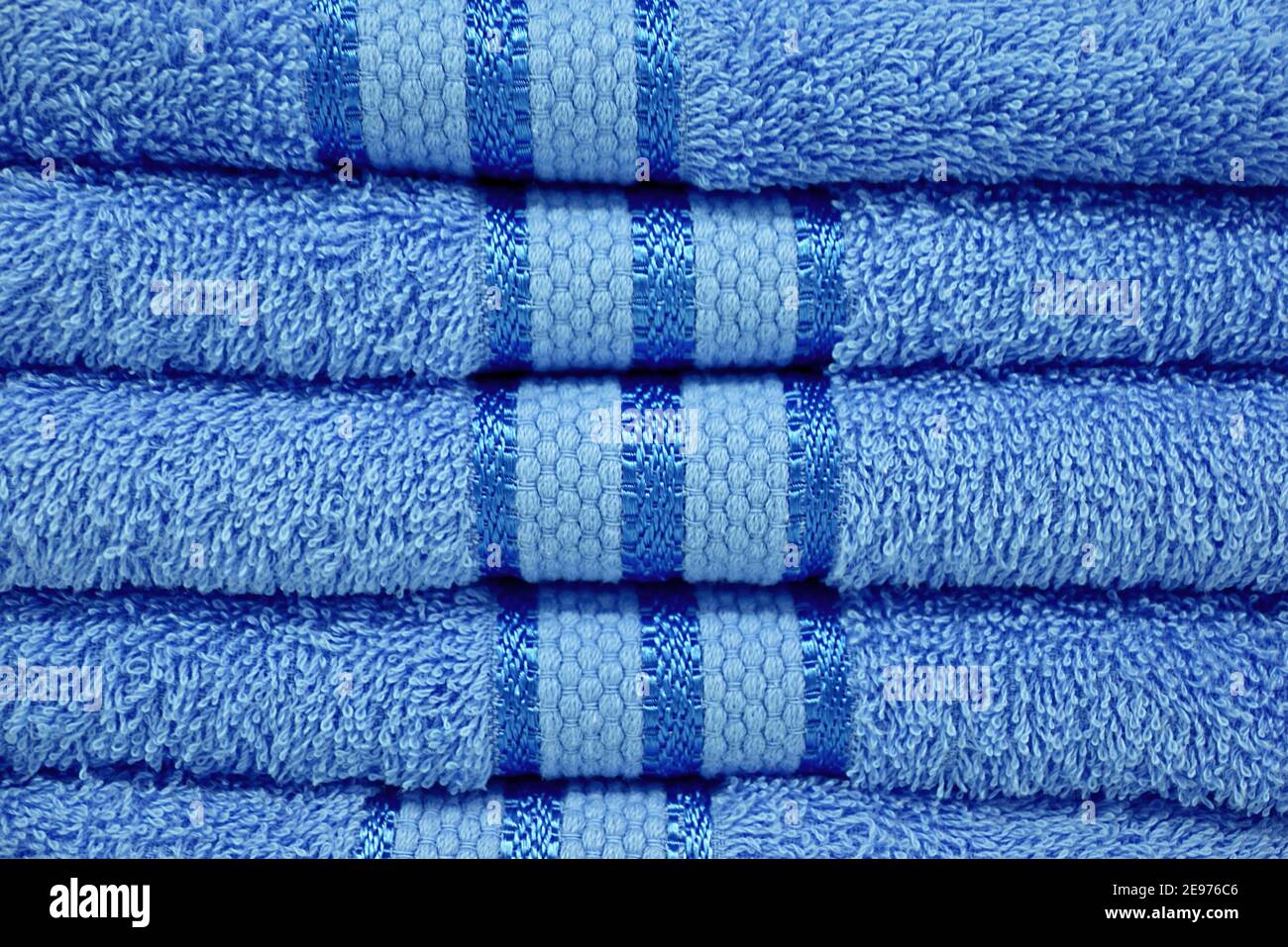 Stapel von flauschigen Tüchern in leuchtendem Blau Stockfoto