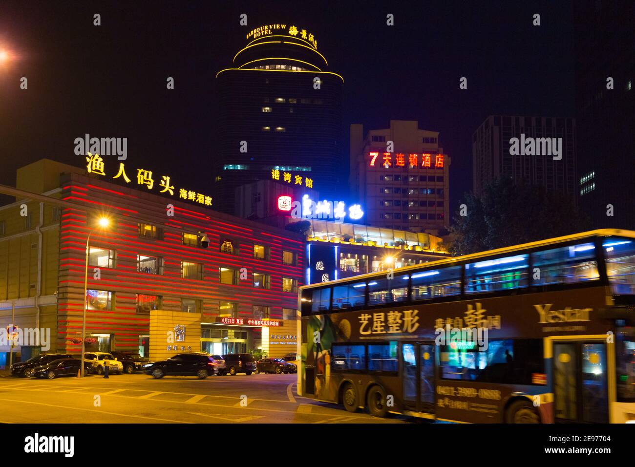Nachtansicht der Hafengegend von Dalian, China. Stockfoto