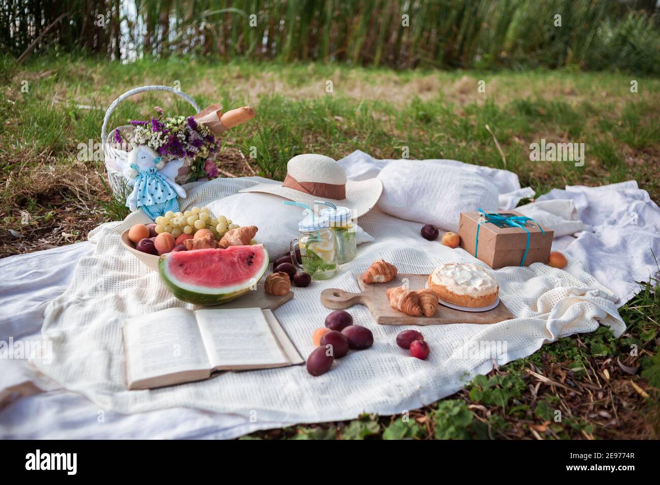 Konzept für ein Picknick in einem Stadtpark während der Sommerferien oder am Wochenende. Stockfoto