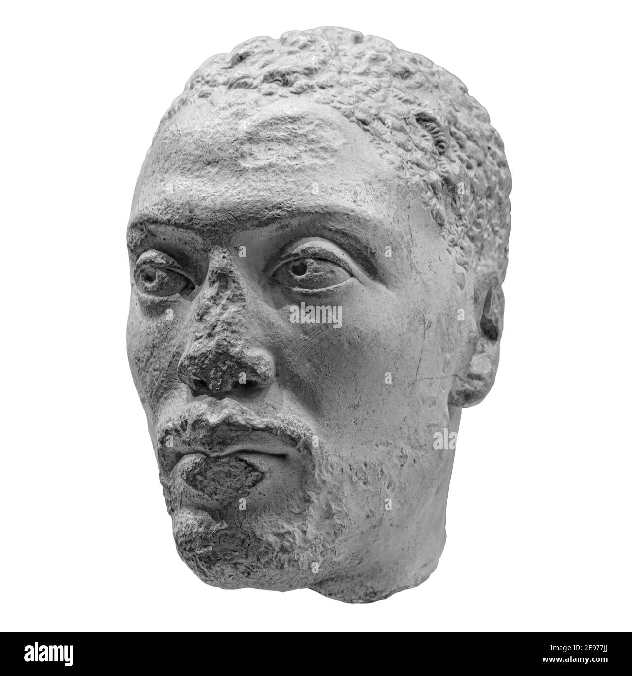 Antiker Kopf des alten Mannes Priester der alten ägyptischen Isis mit Risse Skulptur. Gesicht Statue isoliert auf weißem Hintergrund Stockfoto