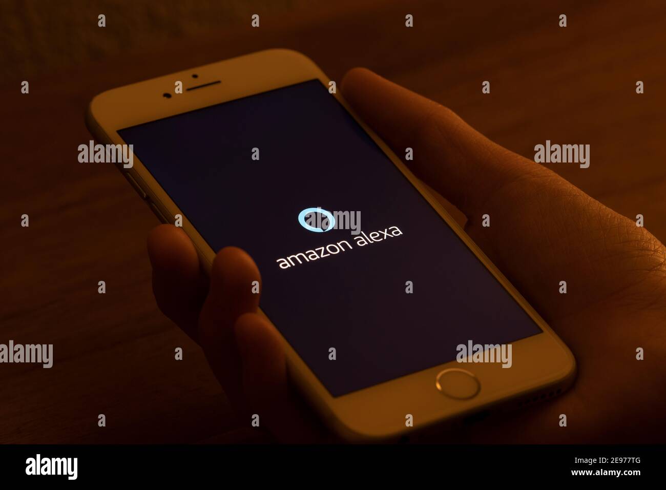 Eine Frau startet die Amazon Alexa App von ihrem iPhone am 2. Februar 2021. Amazon Alexa, auch einfach als Alexa bekannt, ist ein virtueller Assistent AI-Technologie. Stockfoto