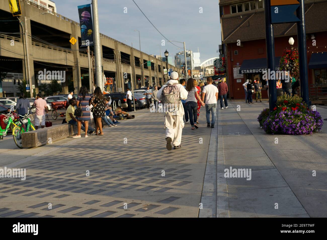 Seattle, WA-11,28.2018: Eine vielfältige Gruppe von Menschen versammeln sich und zu Fuß auf Seattles Pier Promenade befindet sich in der Innenstadt. Stockfoto