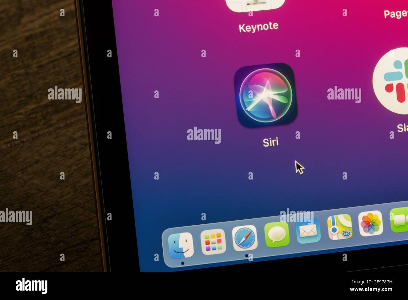 Siri App-Symbol ist auf dem Bildschirm eines MacBook Air Laptop am 2. Februar 2021 zu sehen. Siri ist ein virtueller Assistent, der Teil der Betriebssysteme von Apple Inc. Ist. Stockfoto
