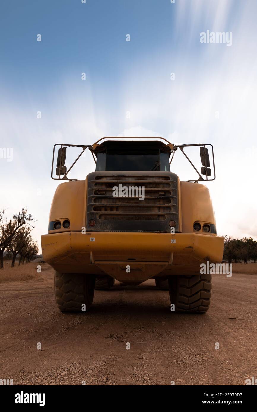 Frontalansicht eines auf der Baustelle geparkten Muldenkipper mit einem langen Sichthimmel. Konstruktionskonzept Stockfoto