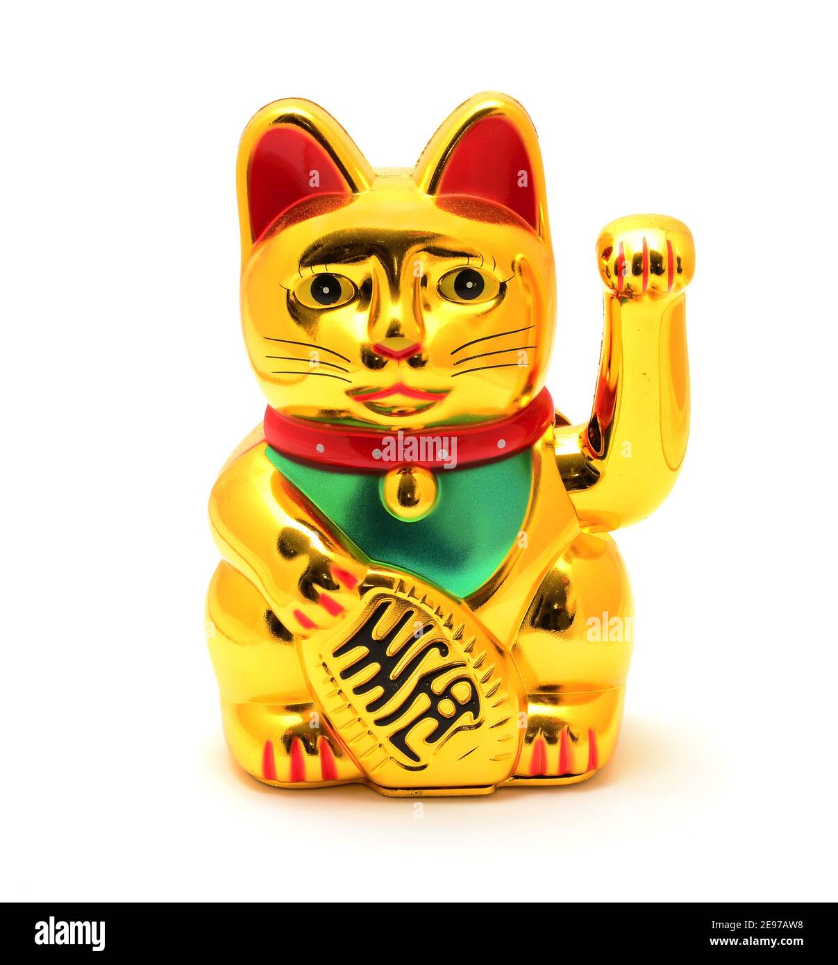 Maneki Neko Japanische Lucky Cat Goldene Figur auf weißem Hintergrund. Stockfoto