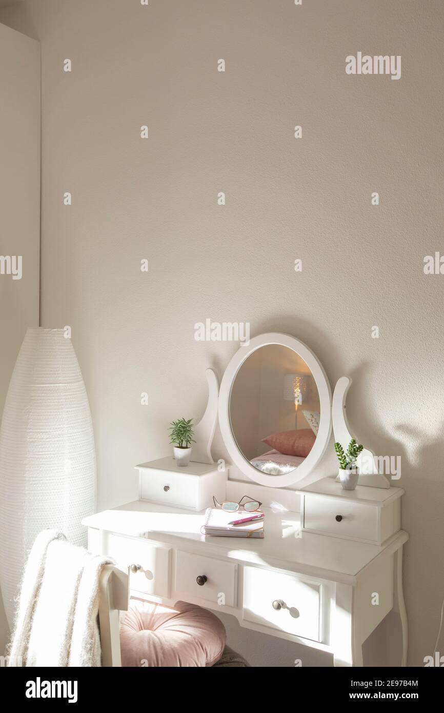 Detail von Make-up Frisiertisch mit großem Spiegel, Tagebuch und Veranstalter. Weißer und sauberer Arbeitsplatz im Hauptschlafzimmer. Niemand drinnen. Stockfoto Detail von Make-up Frisiertisch mit großem Spiegel, Tagebuch und Veranstalter. Weißer und sauberer Arbeitsplatz im Hauptschlafzimmer. Niemand drinnen. Stockfoto