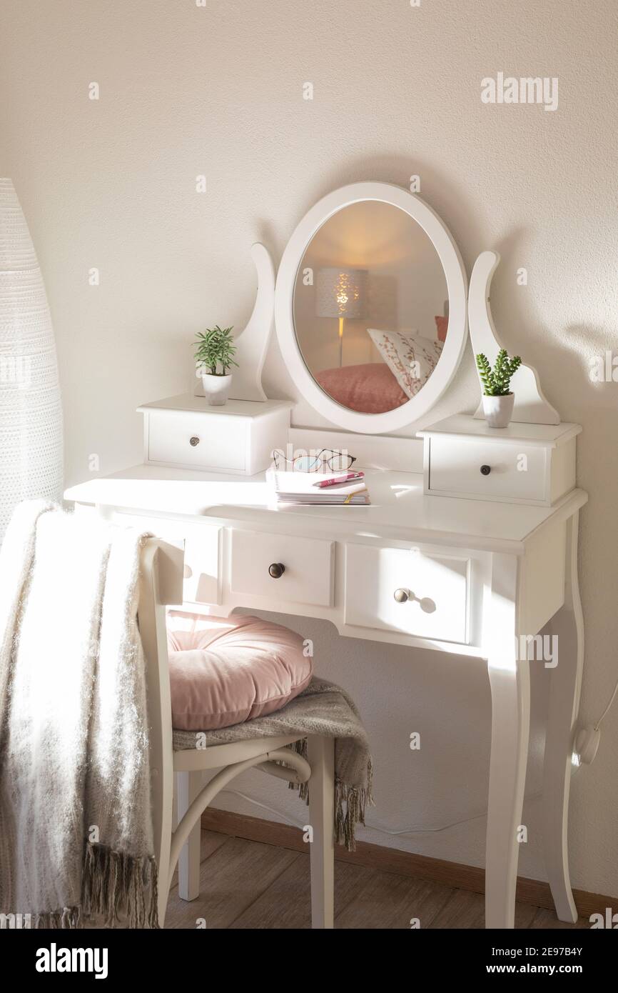 Detail von Make-up Frisiertisch mit großem Spiegel, Tagebuch und Veranstalter. Weißer und sauberer Arbeitsplatz im Hauptschlafzimmer. Niemand drinnen. Stockfoto Detail von Make-up Frisiertisch mit großem Spiegel, Tagebuch und Veranstalter. Weißer und sauberer Arbeitsplatz im Hauptschlafzimmer. Niemand drinnen. Stockfoto