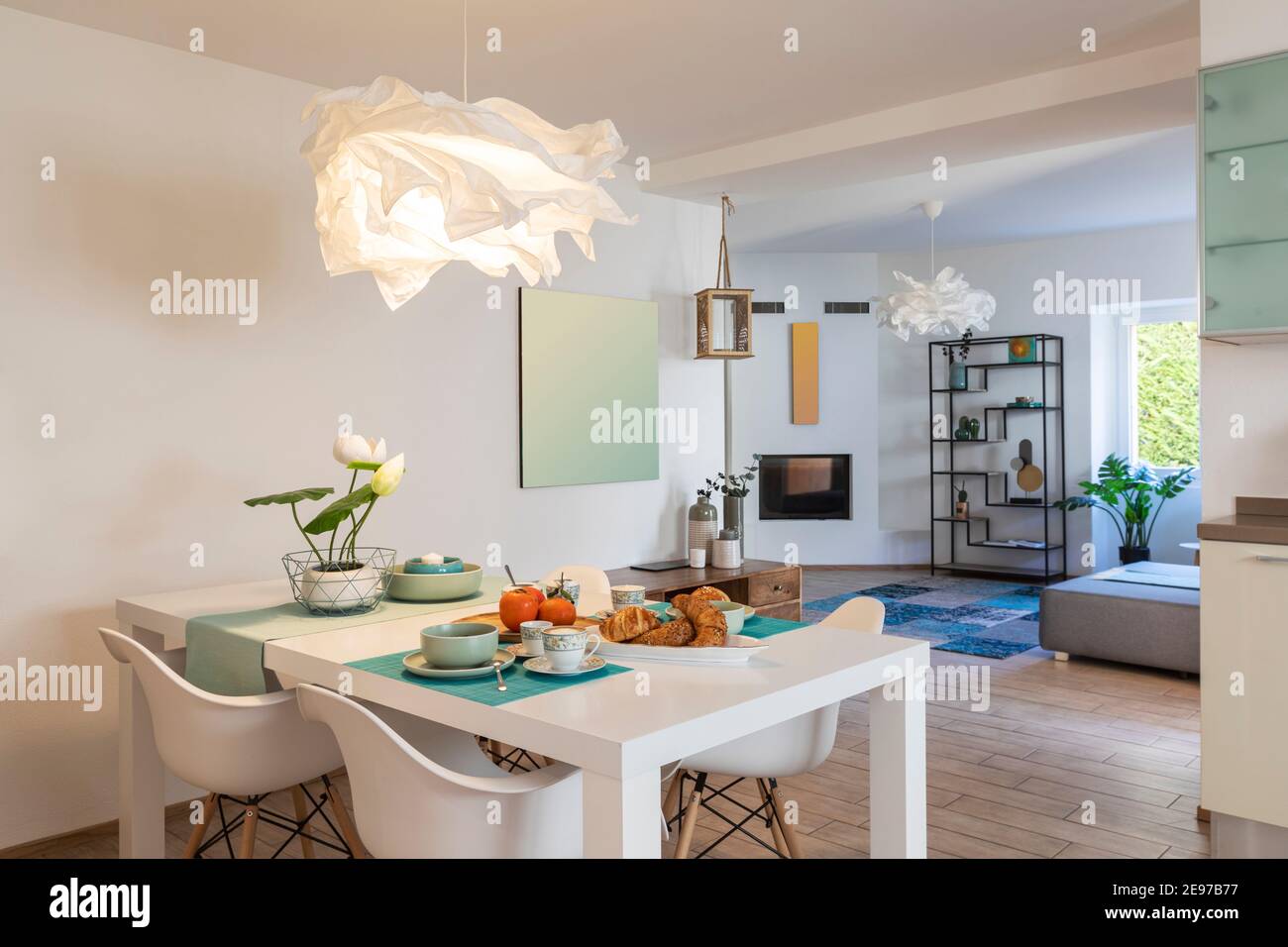 Eleganter und romantischer weißer Tisch bereit zum Frühstück mit Brioche, Tassen für Kaffee und Obst. Niemand drinnen Stockfoto