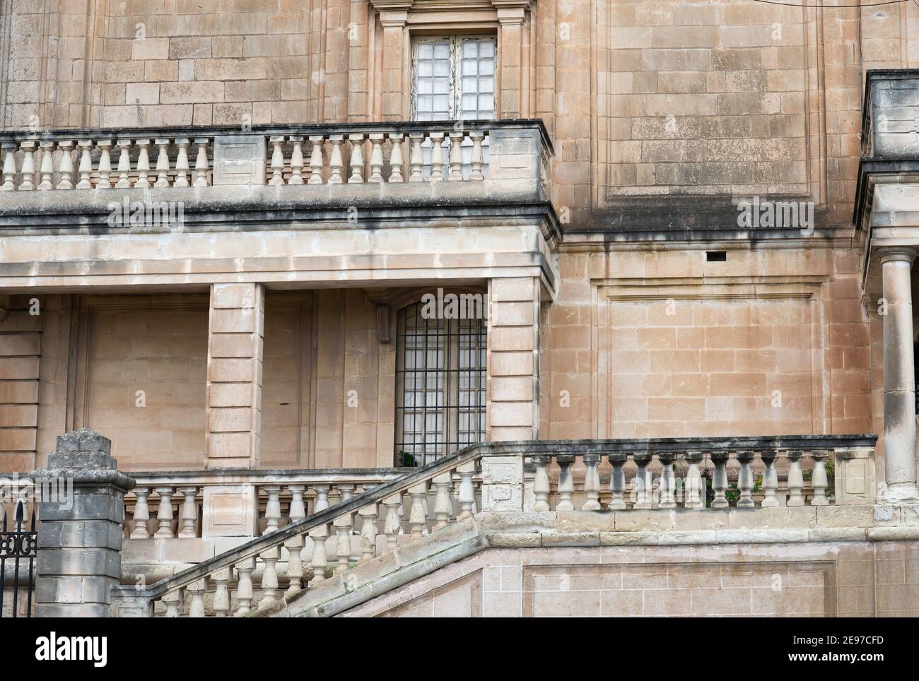 Mittelalterliche Maltesische Architektur. Blick auf EINE Gebäudefassade mit hohen Fenstern und Balkonen Stockfoto