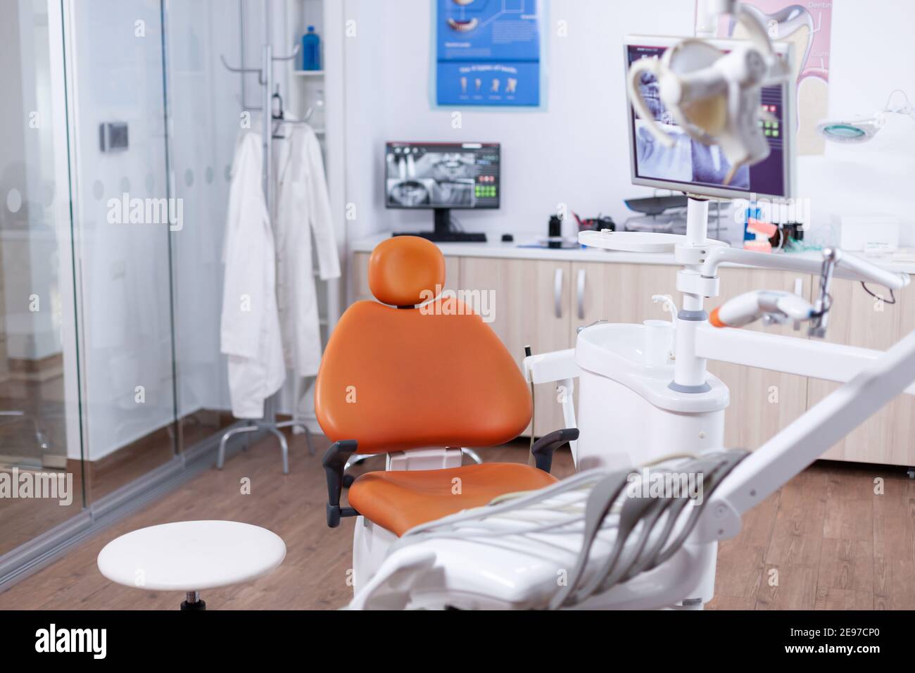 Blick auf die Geräte in der modernen Zahnarztpraxis. Stomatologie Ausrüstung im zahnärztlichen Privatkrankenhaus mit niemand darin. Verschiedene zahnärztliche Instrumente und Werkzeuge. Stockfoto