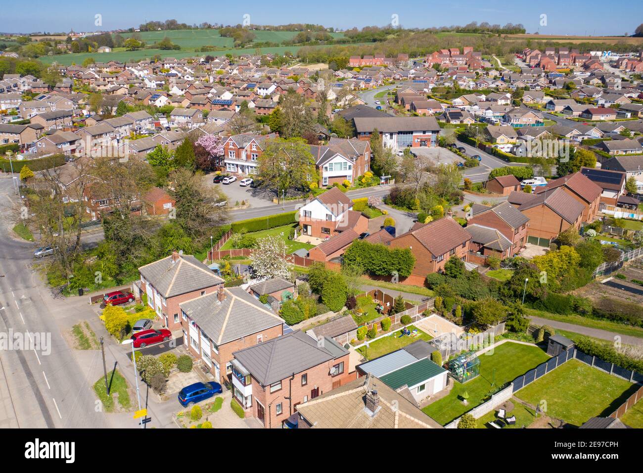 Luftaufnahme der Stadt Kippax in Leeds West Yorkshire in Großbritannien zeigt Wohnsiedlungen auf einer Schöne sonnige Sommer Tag mit weißen f Stockfoto