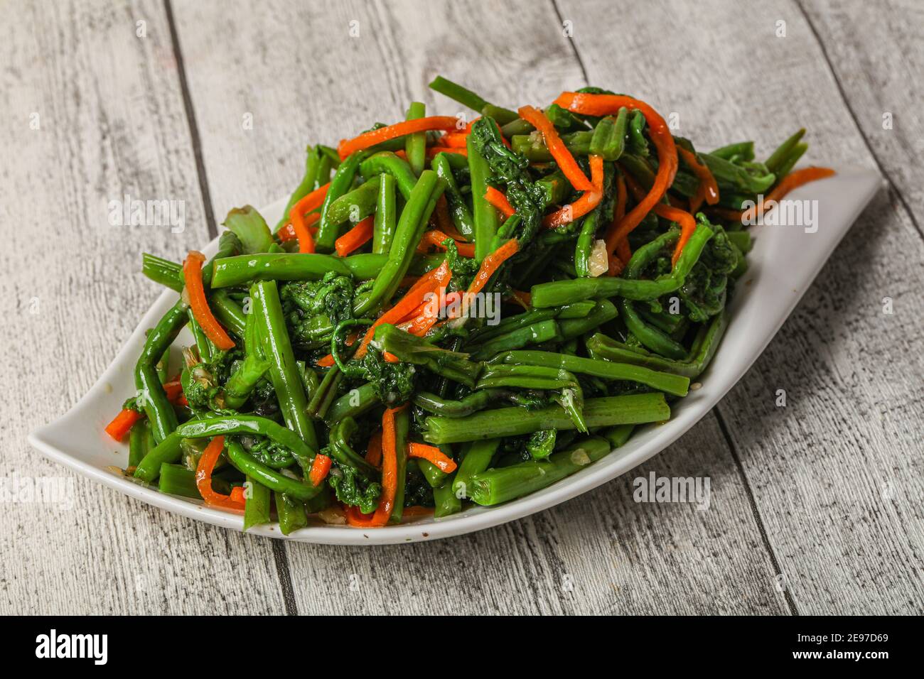 Eingelegter Farnsalat mit koreanischen Karotten und Krutern  Stockfotografie - Alamy