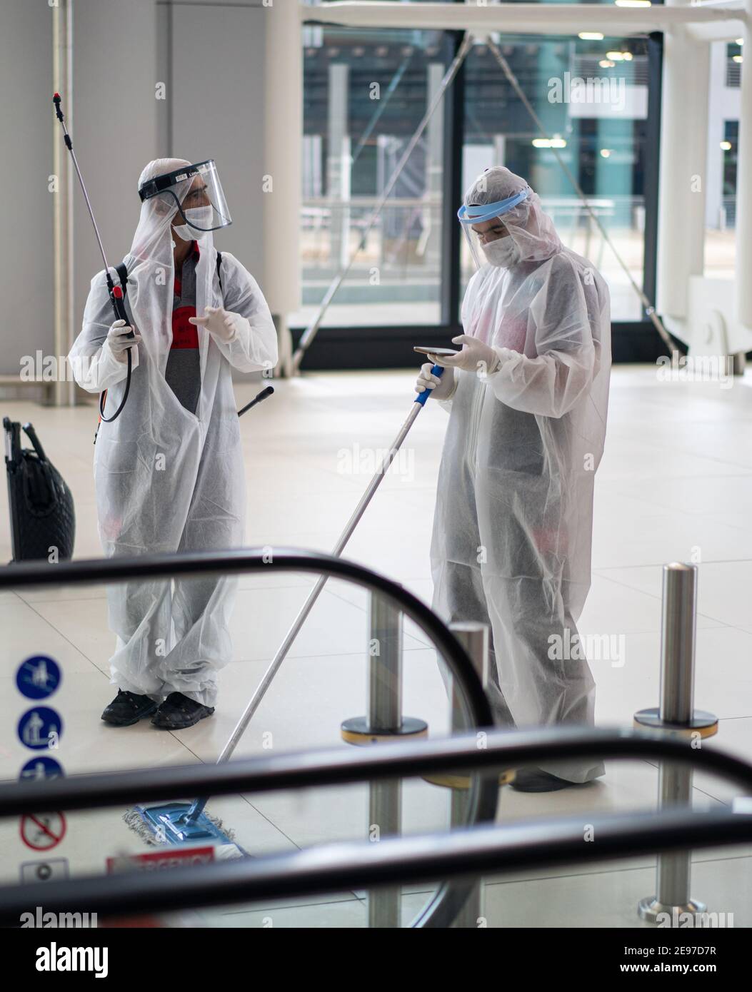 Flughafenpersonal mit medizinischen Schutzkleidern, Istanbul, Türkei - 08. Juli 2020 Stockfoto