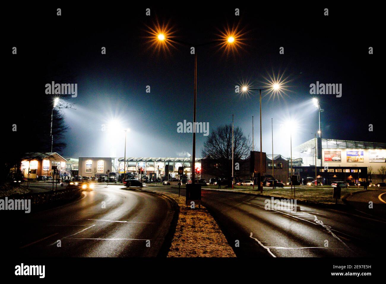 Kiel, Deutschland. 2nd. Februar 2021. Fans von 2. Bundesliga-Team Holstein Kiel feiert nach Erreichen des Viertelfinals des DFB-Cups vor dem Stadion. Frank Molter/Alamy Live Nachrichten Stockfoto