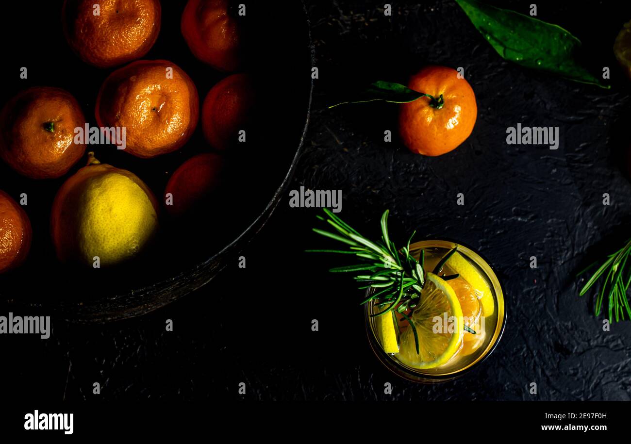 Citrus Tonic Drink mit Rosmarin. Stockfoto