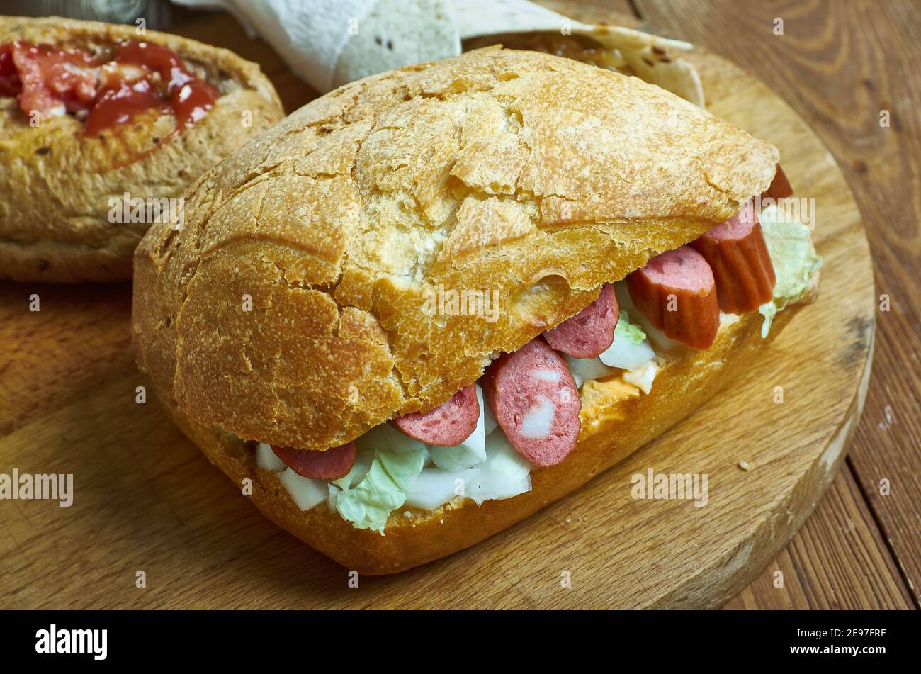 Broodje Rookworst -- Niederländische Wurst und Sauerkraut Sandwich, Street Vendor Stil Stockfoto