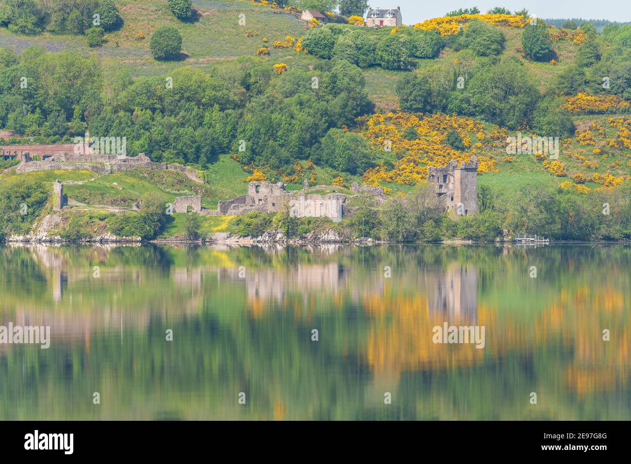 Urquhart Castle am Loch Ness von der Südseite mit Still loch Stockfoto