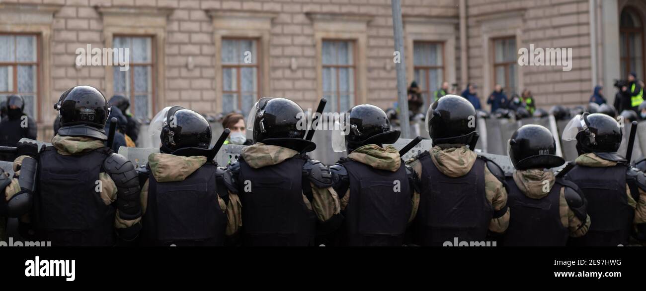 Sankt Petersburg, Russland - 31. Januar 2021: Polizei in Rüstung mit Schilden und Waffe Rückansicht, illustrative Editorial Stockfoto