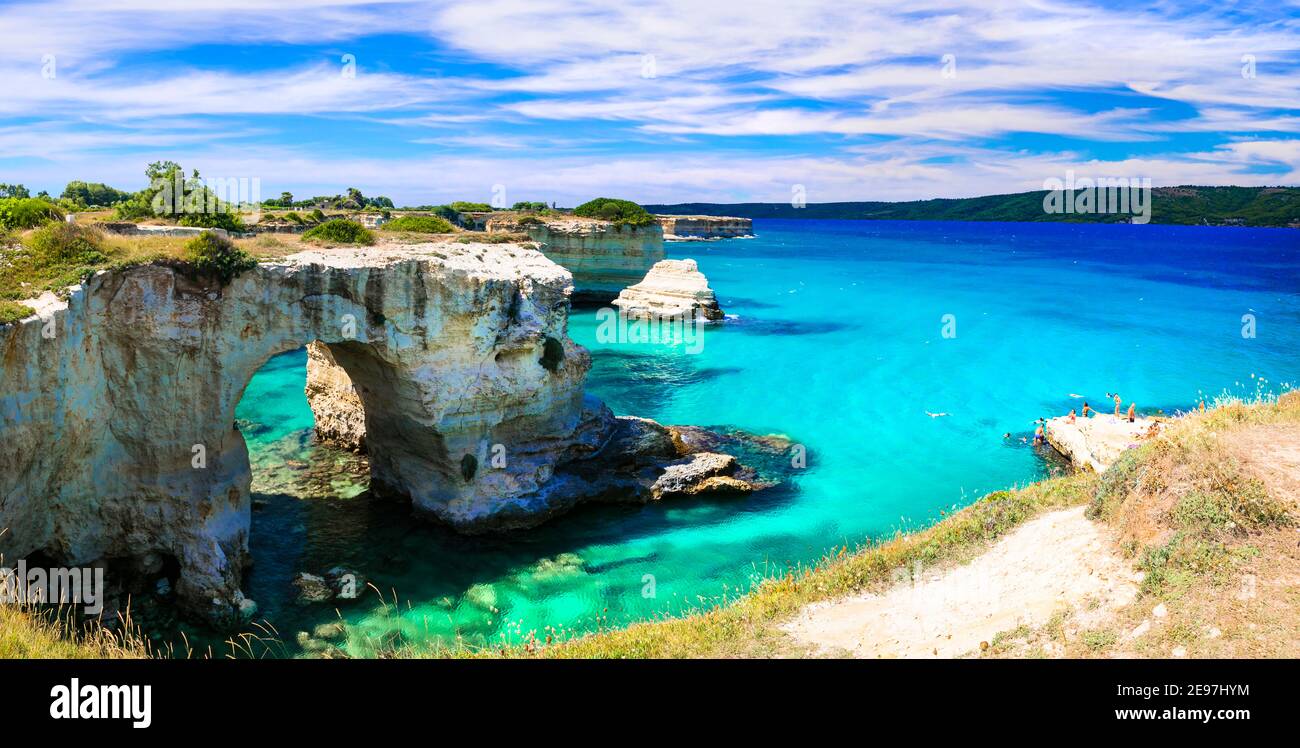 Schöne Meereslandschaft in Apulien. Italien. 'Torre di Sant Andrea' - berühmter Strand mit Felsformationen in der Nähe von Otranto Stadt Stockfoto