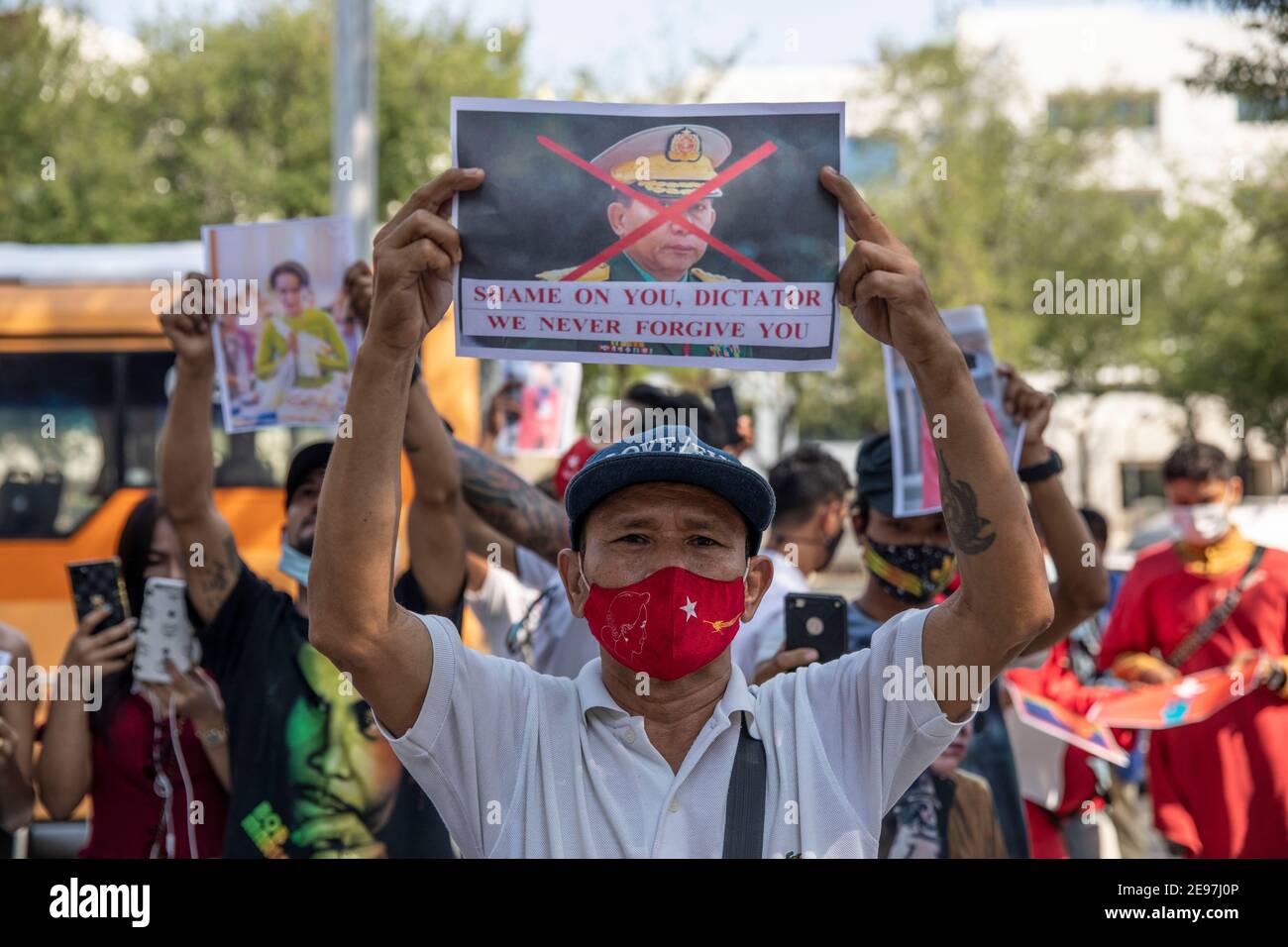 Thailand. Februar 2021, 3rd. Ein Mann hält ein Zeichen des Oberbefehlshabers der Armee von Myanmar, Min Aung Hlaing, während eines Protestes gegen den Militärputsch von Myanmar vor dem ESCAP-Gebäude der Vereinten Nationen in Bangkok, Thailand, am Mittwoch, 3. Februar 2021, in Bangkok, Thailand. Quelle: Andre Malerba/ZUMA Wire/Alamy Live News Stockfoto