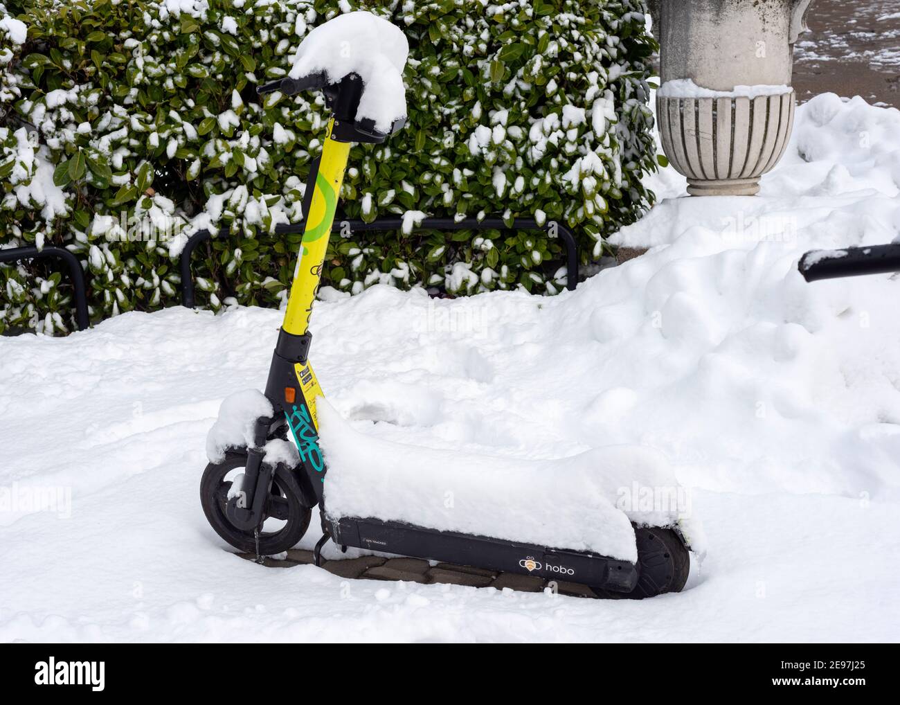 EScooter im Winter in der Stadt. Ockerloser Elektroroller oder E