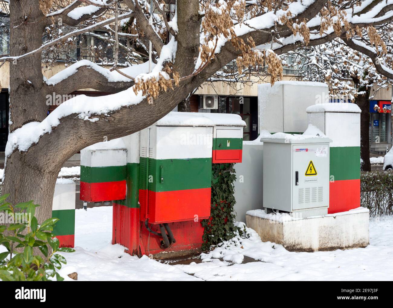 Power Box-Schränke in Weiß, Grün und Rot als bulgarische Nationalflaggenfarben in Sofia Bulgarien Osteuropa EU im Winter. Stockfoto