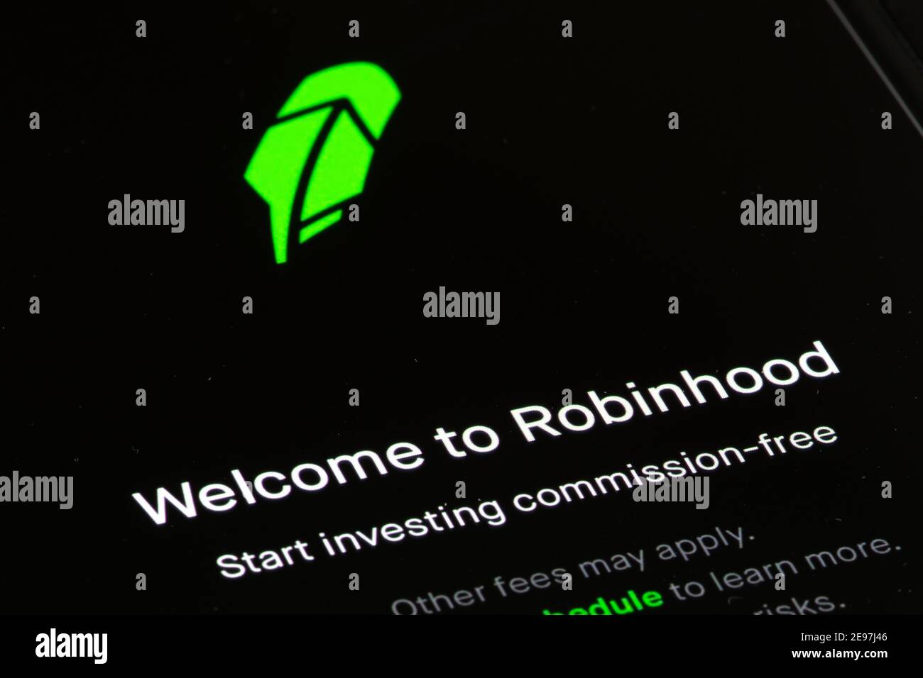 Vilnius, Litauen - Februar 3 2021: Robinhood App und Logo auf dem Bildschirm eines Smartphones. American Financial Services Company. Provisionsfrei Stockfoto